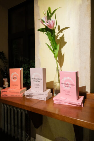 <b> ATKLĀTI PAR… GRĀMATU KOMPLEKTS</b>